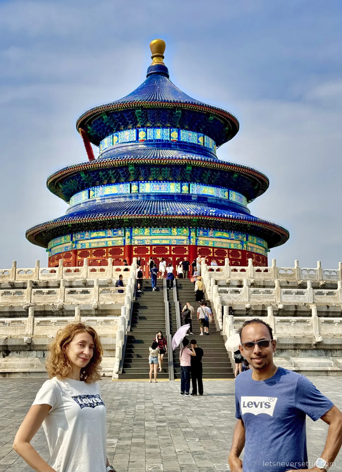 Inga and Dileep in matching Levi's t-shirts in front of the round blue-roofed Hall of Prayer for Good Harvests at the Temple of Heaven